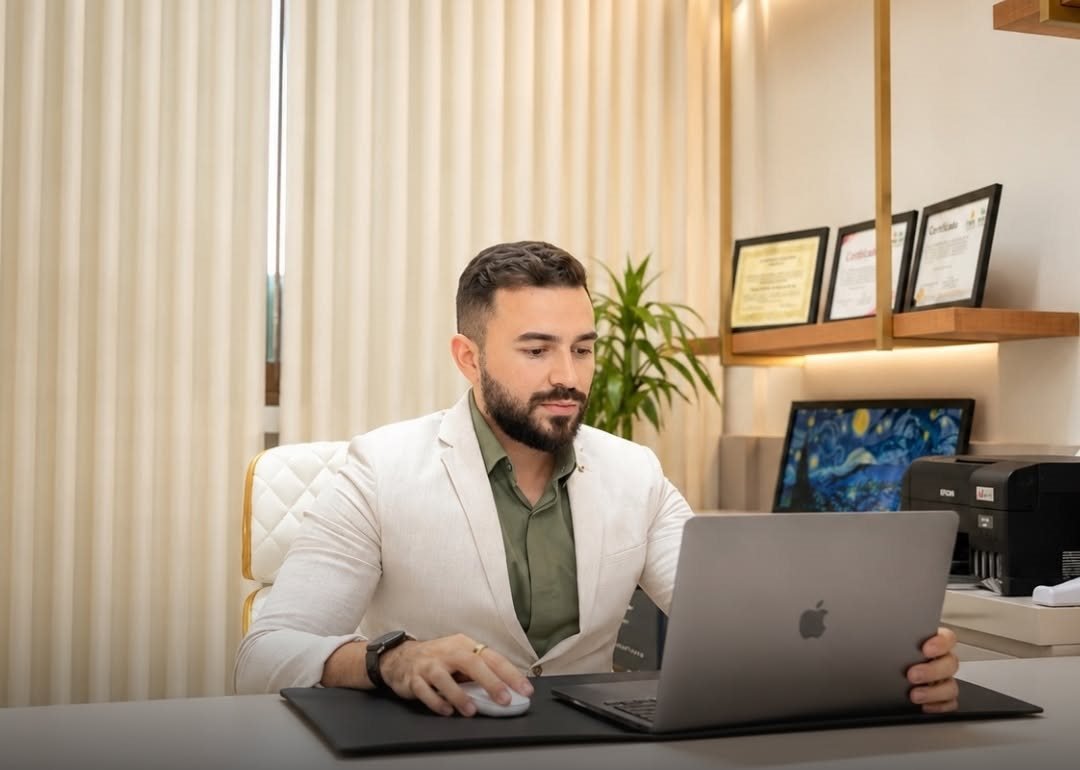Thiago Petronilio trabalhando em seu consultório
