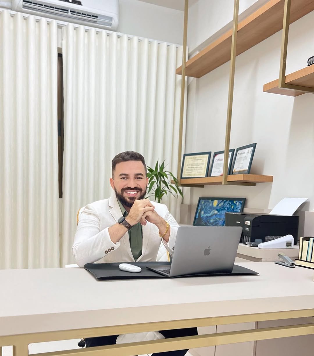 Thiago Petronilio, nutricionista e personal trainer, em seu consultório em Maringá